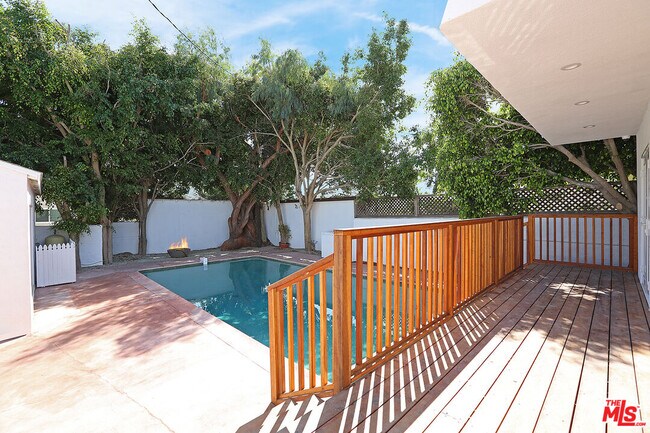 Foto del edificio - 12524 Woodbine St