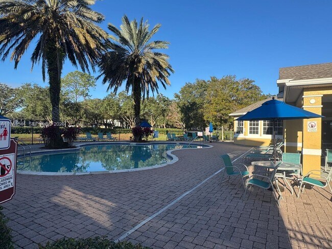 Foto del edificio - 8201 Claire Ann Dr