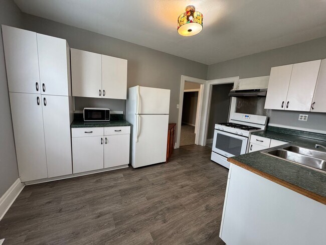 Foto del edificio - GROUND LEVEL 2 BEDROOM DUPLEX