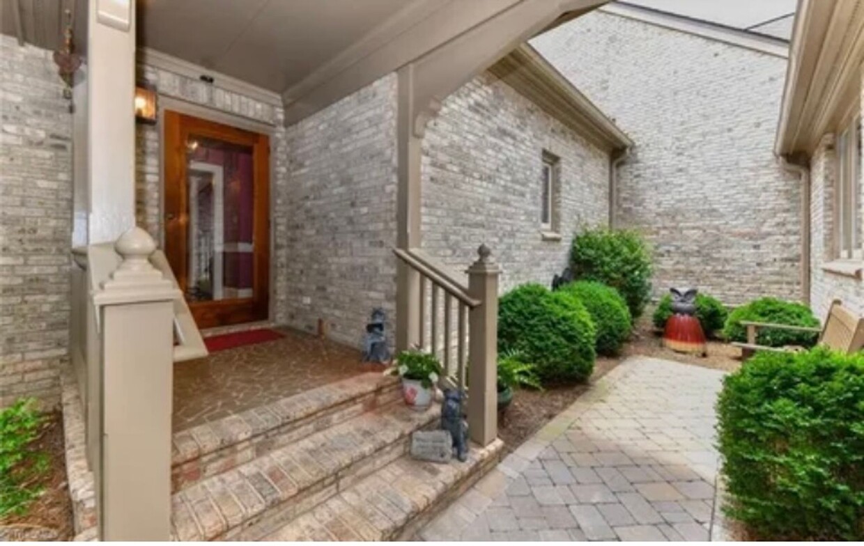 Primary Photo - Beautiful Land's End 3bedroom