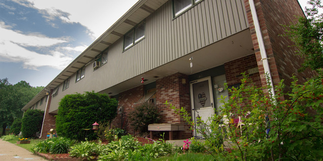 Building Photo - Colonial Oaks Apartments