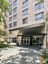 Building Photo - 600 E 8th St