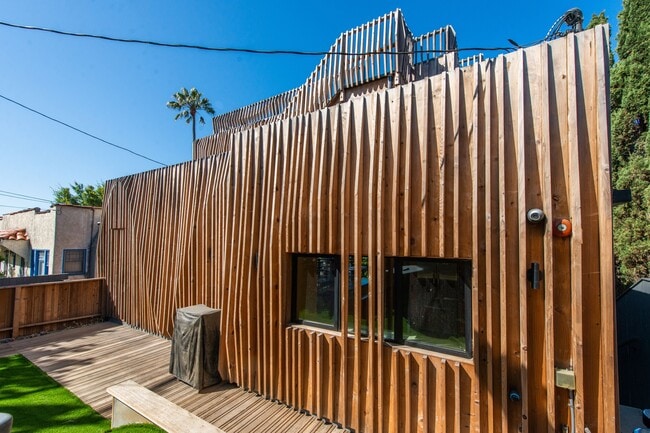 Building Photo - 2460 Beverley Ave