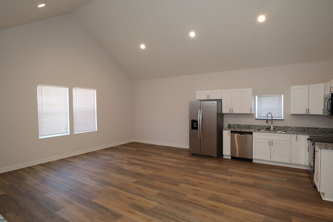 Building Photo - 903