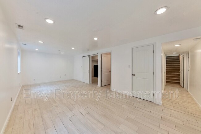 Building Photo - 1011 E Wyndom Way
