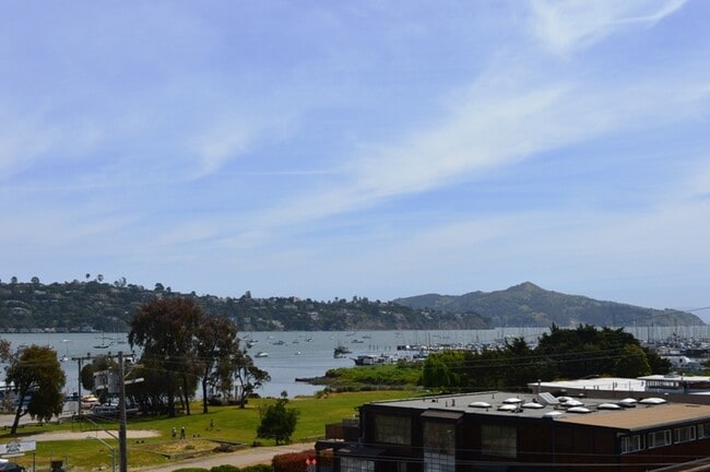 Building Photo - Napa402