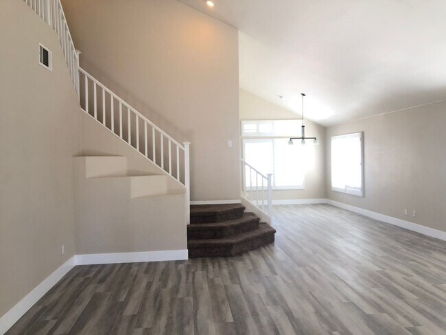 Building Photo - BEAUTIFULL 3BD/2.5BA HOME LOCATED IN THE S...