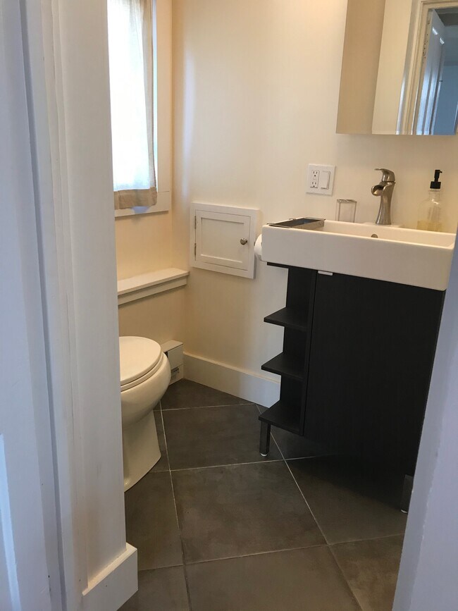 Baño completo en la planta baja - 24 Elm St