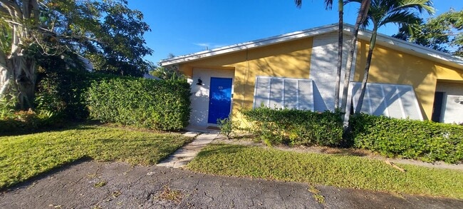 Building Photo - 221 Beverly Dr