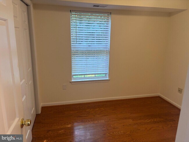 Foto del edificio - 5700 Olde Mill Ct