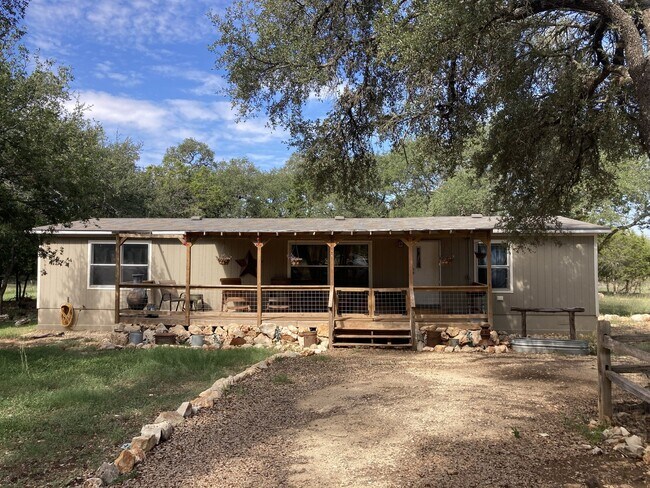 Foto del edificio - "Charming 3-Bed, 2-Bath Retreat on Purgato...