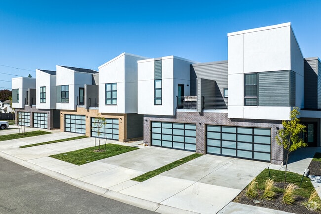 Building Photo - Vanguard Villas