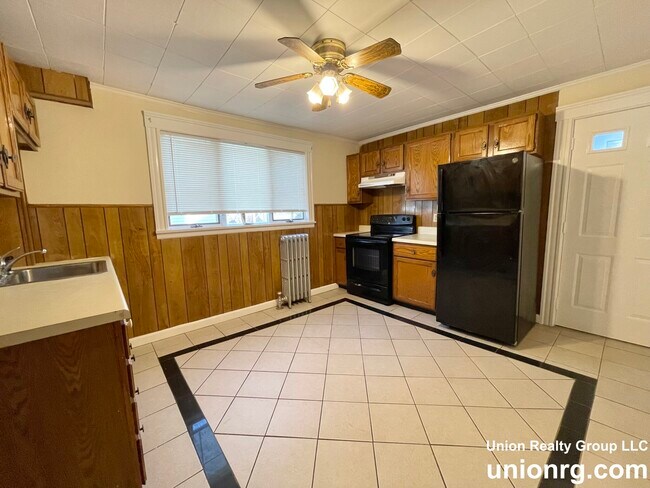 Building Photo - 67 Estes St