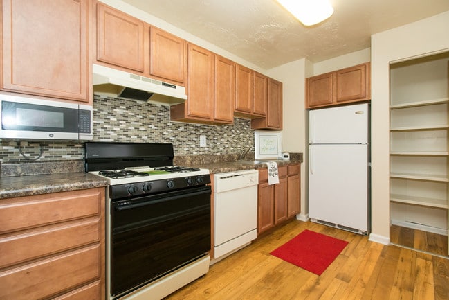 Building Photo - Quail Hollow Apartment Homes