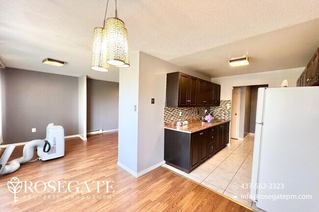 Photo du bâtiment - Spacious 2-Bedroom Apartment in Prime Lond...
