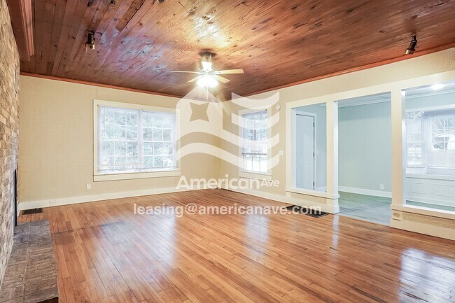 Foto del edificio - 3004 Shannon Dr