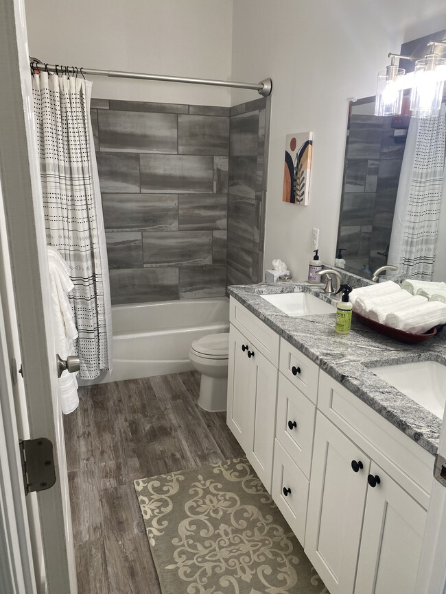Bathroom - 410 N Saint Joseph St