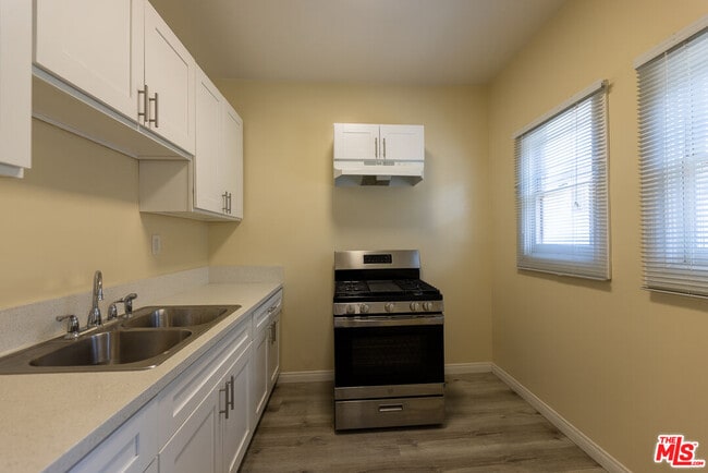 Building Photo - 946 S Burlington Ave