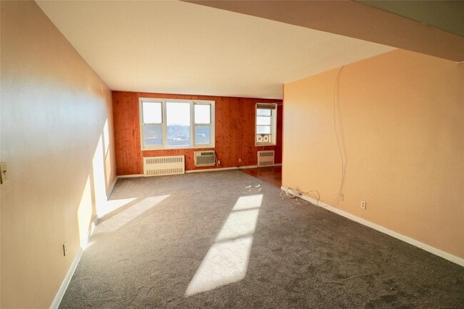 Building Photo - 1 Sadore Ln
