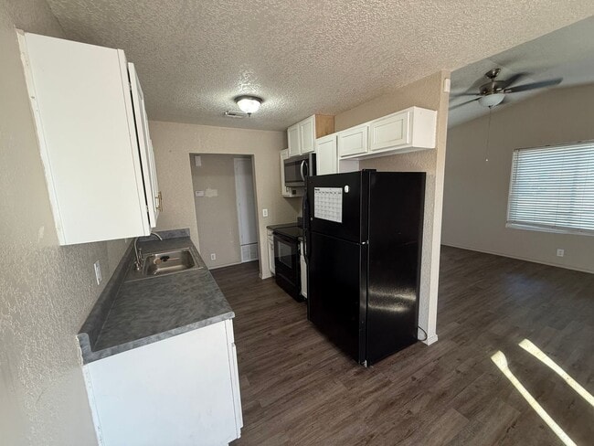 Foto del edificio - 3 bed 2 bath in Edmond Schools, trendy exterior, hard surface flooring and a fenced yard!  Call u...