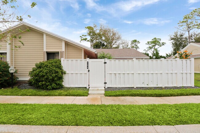 Building Photo - 704 Summerwinds Ln