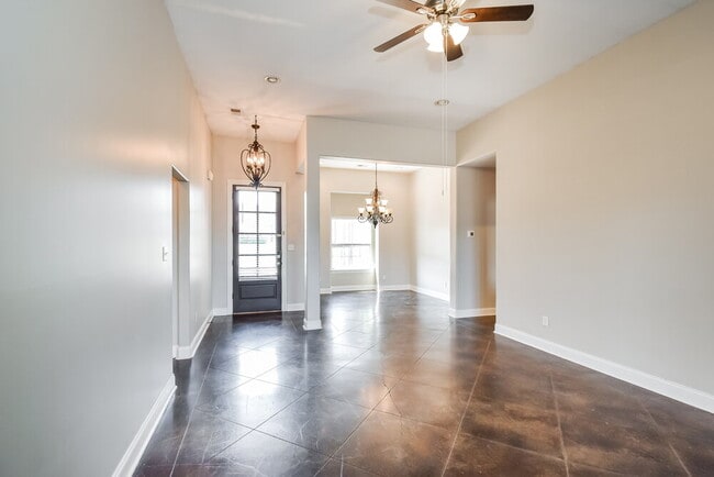Building Photo - 1302 Heritage Dr S
