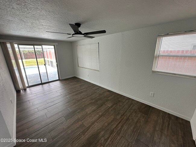 Building Photo - 2033 Robinhood Dr