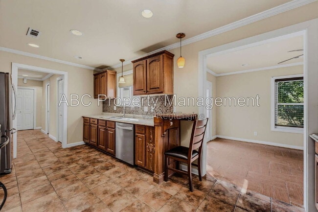 Building Photo - 911 Eicher Ave