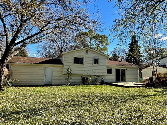 Building Photo - 2879 Airport Rd