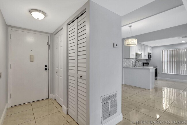 Building Photo - 4156 Inverrary Dr
