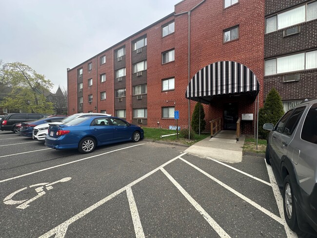 Foto del edificio - Hilltop Garden Apartments