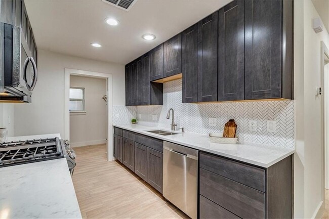 Building Photo - 11207 Sage Hollow Dr