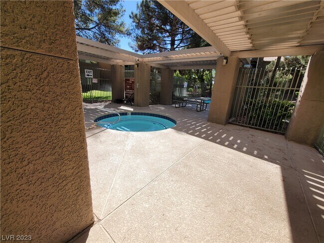 Foto del edificio - 2121 Blue Breeze Dr