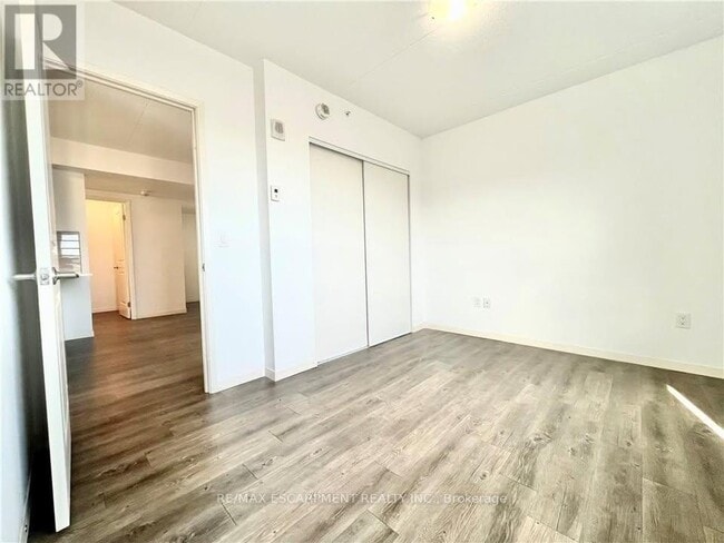 Building Photo - 220 Cannon St E