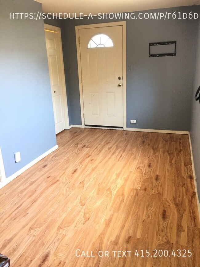 Building Photo - Studio Apartment With Private Fenced Area
