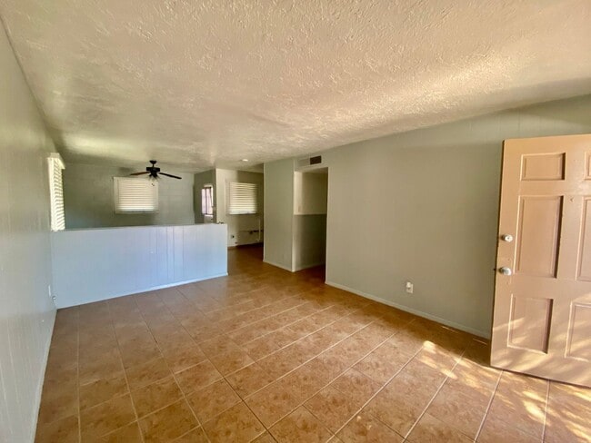 Building Photo - 1228 Lees Dr