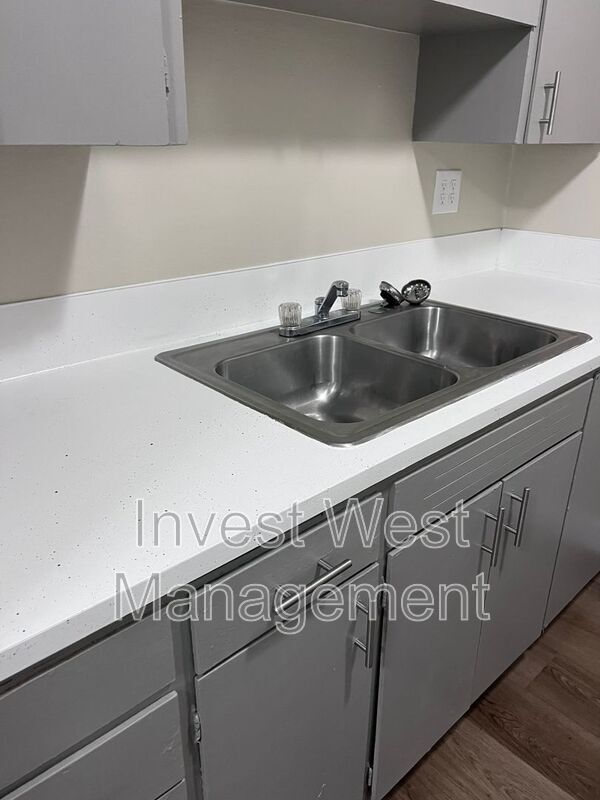 Foto del edificio - 1806 E 4th Plain Blvd