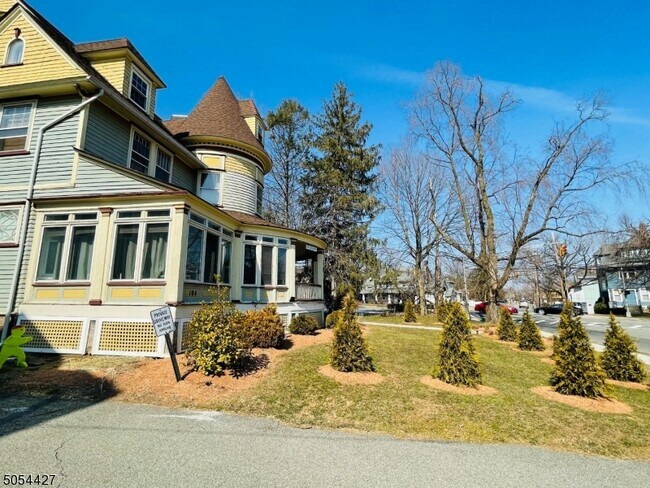 Building Photo - 104 Valley Rd