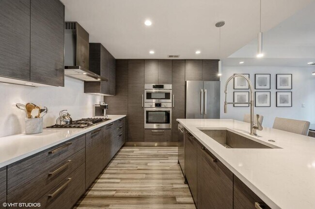 Foto del edificio - 3 bedroom in Chicago IL 60610
