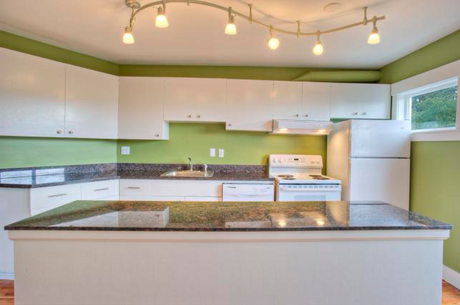 Foto del edificio - Bright & Charming 3bed/1bath Upper Duplex ...