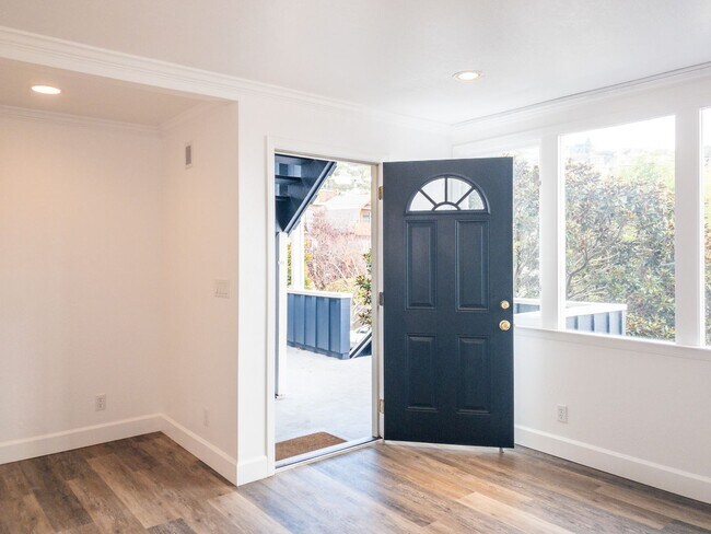 Foto del edificio - Stunning Bay View 1BD/1BA! Pets! Parking! On-Site Laundry! PROGRESSIVE