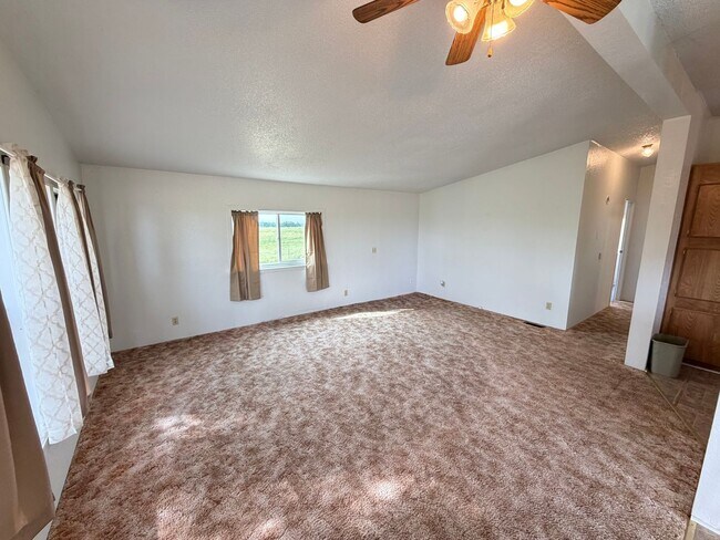 Foto del edificio - Secluded country home w/ 2-car garage