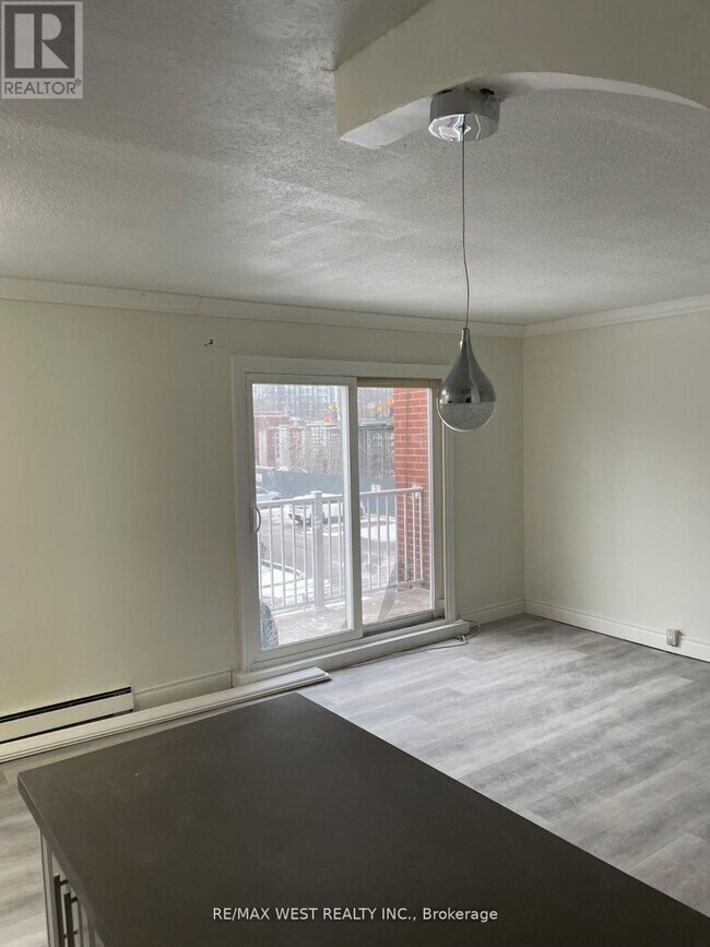 Photo du bâtiment - 2365 Marine Dr