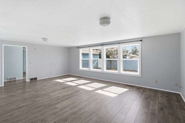 Foto del edificio - 4 Bed 2 Bath - Pet Friendly - Groups - Landscaping Included - NAS Whidbey
