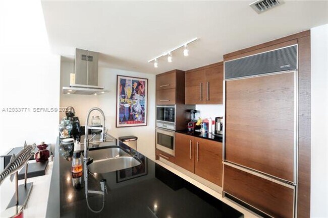 Building Photo - 495 Brickell Ave
