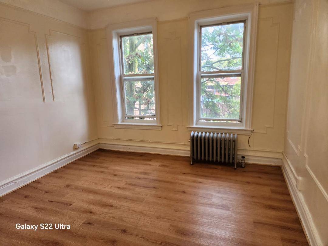 Foto principal - 322 E 93rd St