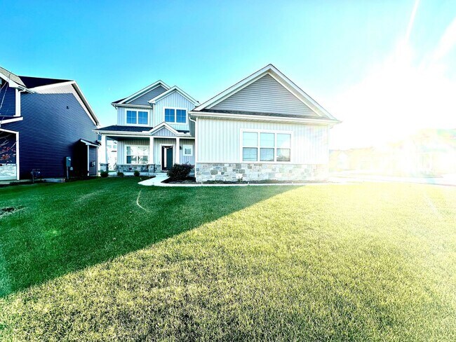 Foto del edificio - Spacious 5 Bed Home in Bloomington