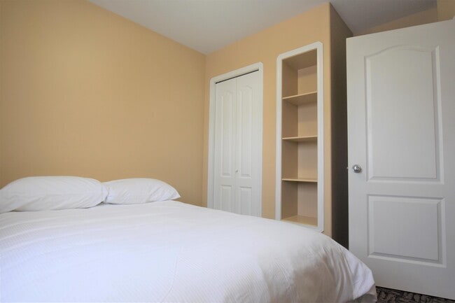 Building Photo - 9004-9095 95 Ave