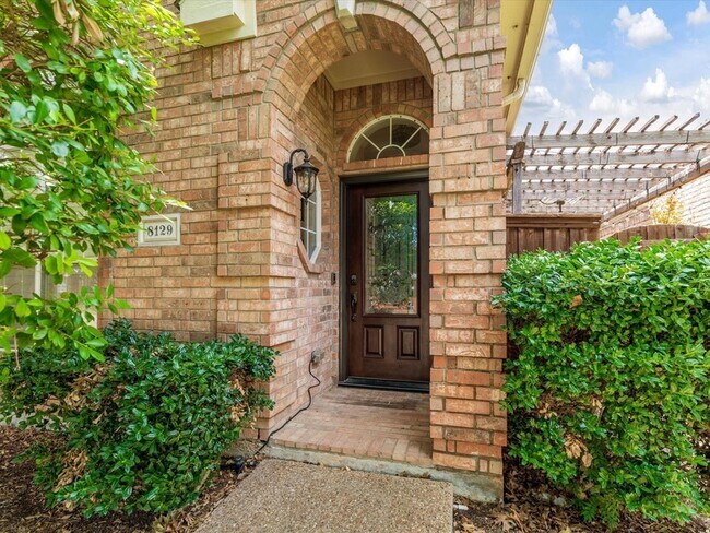 Foto del edificio - 8129 Springmoss Dr