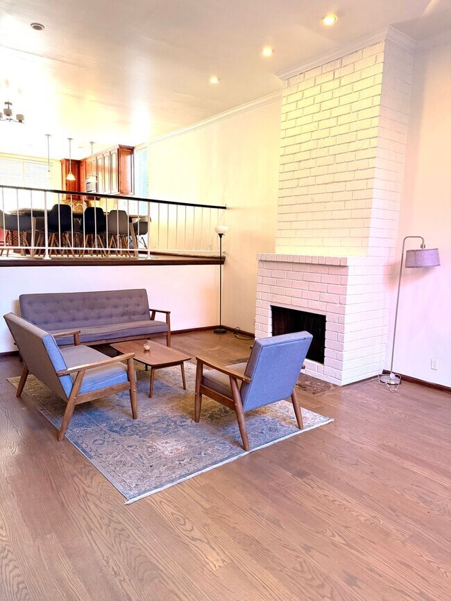 Foto del edificio - Townhome for Lease in Desirable Encino!